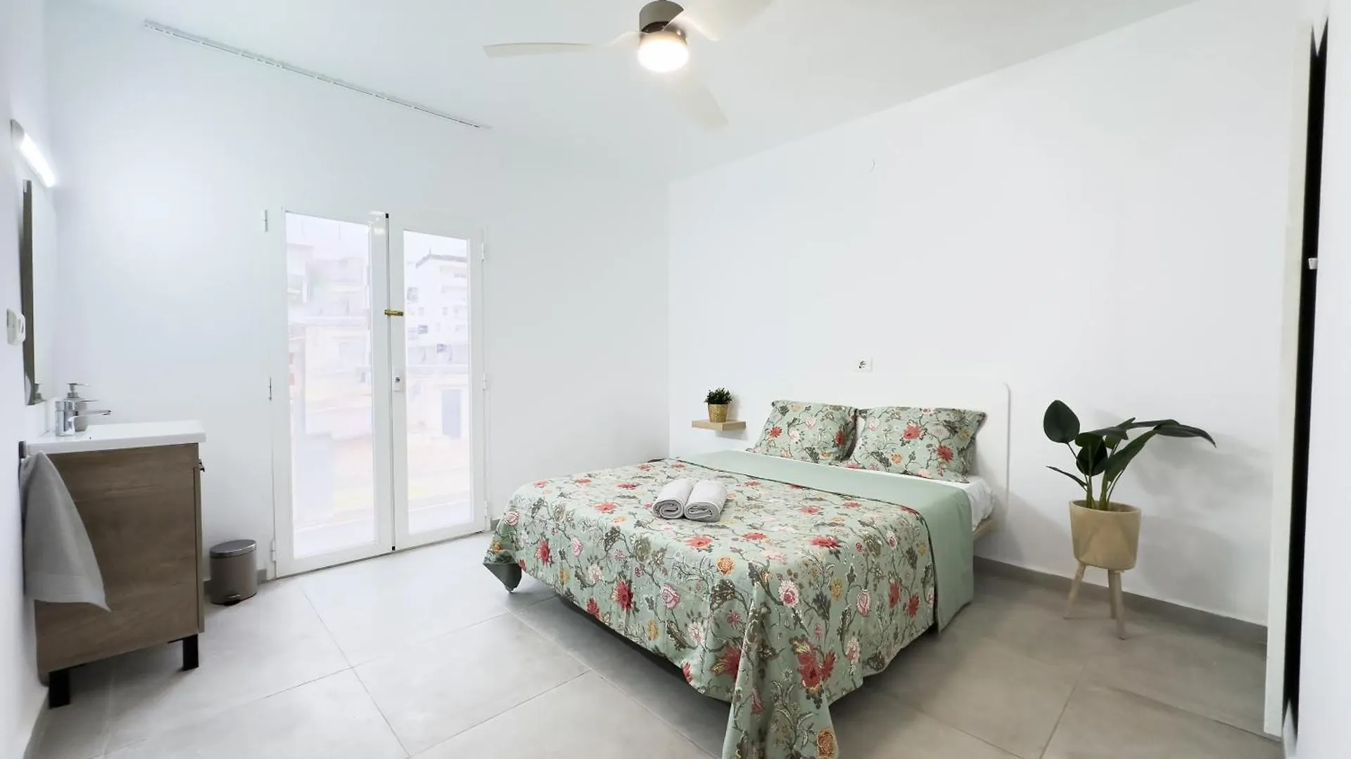 Hostal Cisne contacts